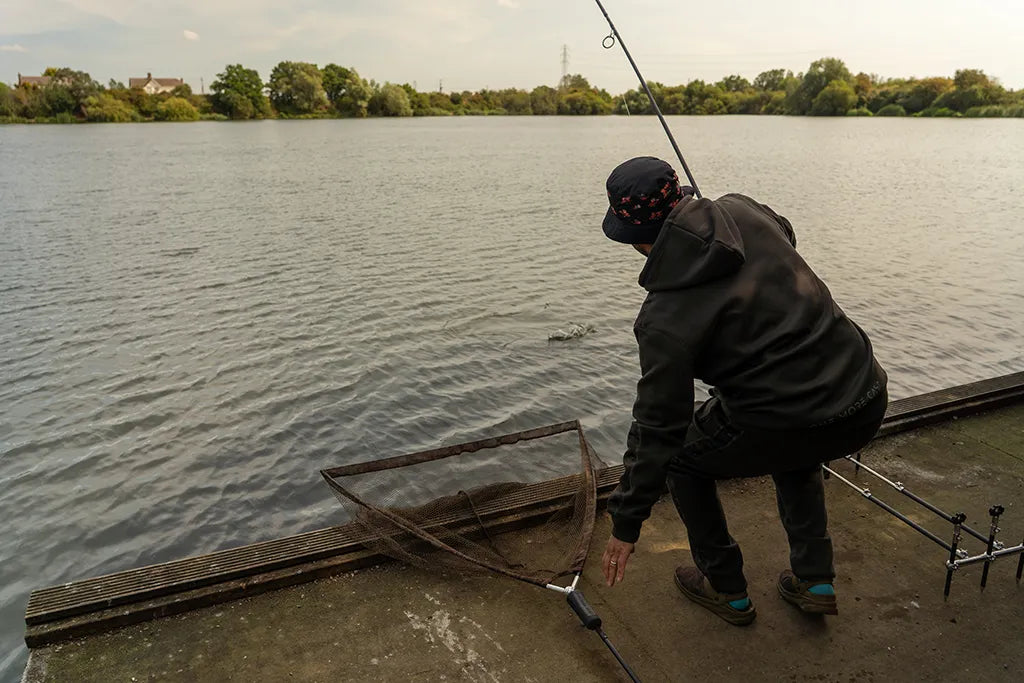 OMC Black Pearl: Landing Net 42" 2-piece Handle