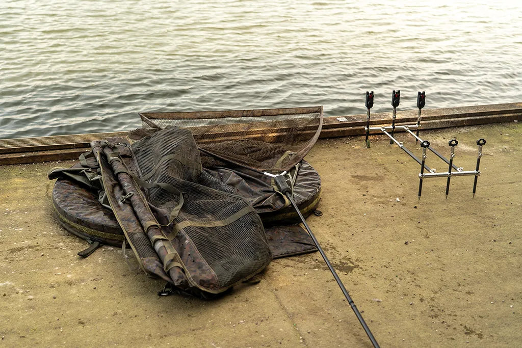OMC Black Pearl: Landing Net 42" 2-piece Handle